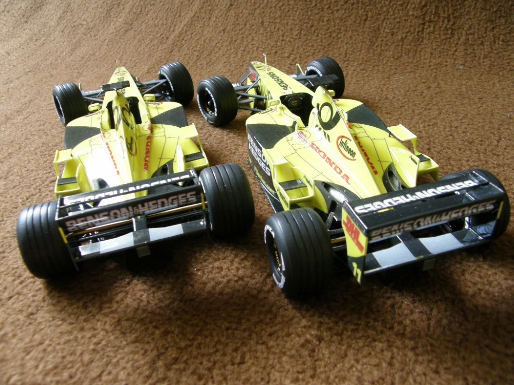 Jordan EJ 11 oba piloti (Plná velikost v novém okně) Jordan EJ 11 oba piloti
