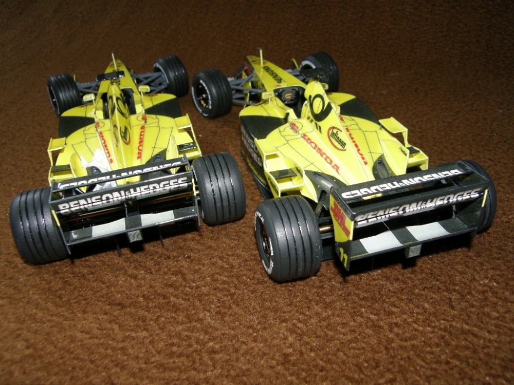 Jordan EJ 11 oba piloti (Plná velikost v novém okně) Jordan EJ 11 oba piloti
