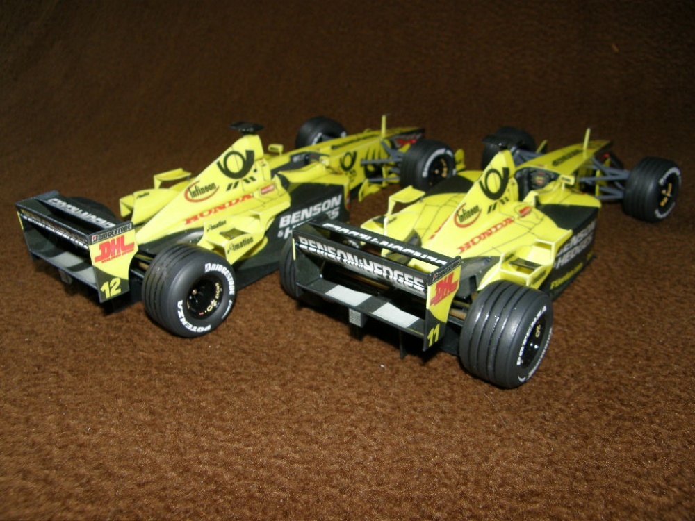 Jordan EJ 11 oba piloti (Plná velikost v novém okně) Jordan EJ 11 oba piloti