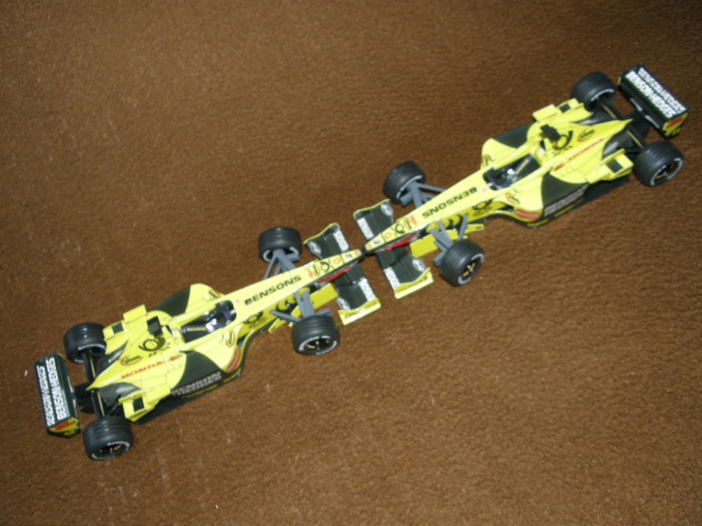Jordan EJ 11 oba piloti (Plná velikost v novém okně) Jordan EJ 11 oba piloti