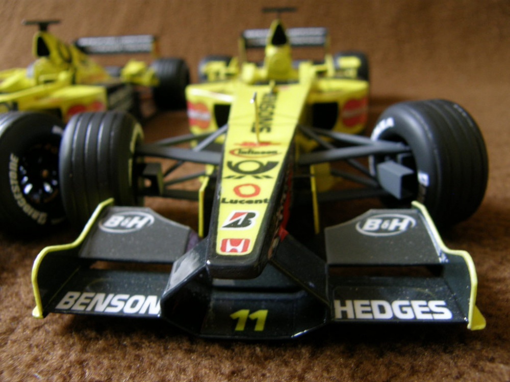 Jordan EJ 11 oba piloti (Plná velikost v novém okně) Jordan EJ 11 oba piloti