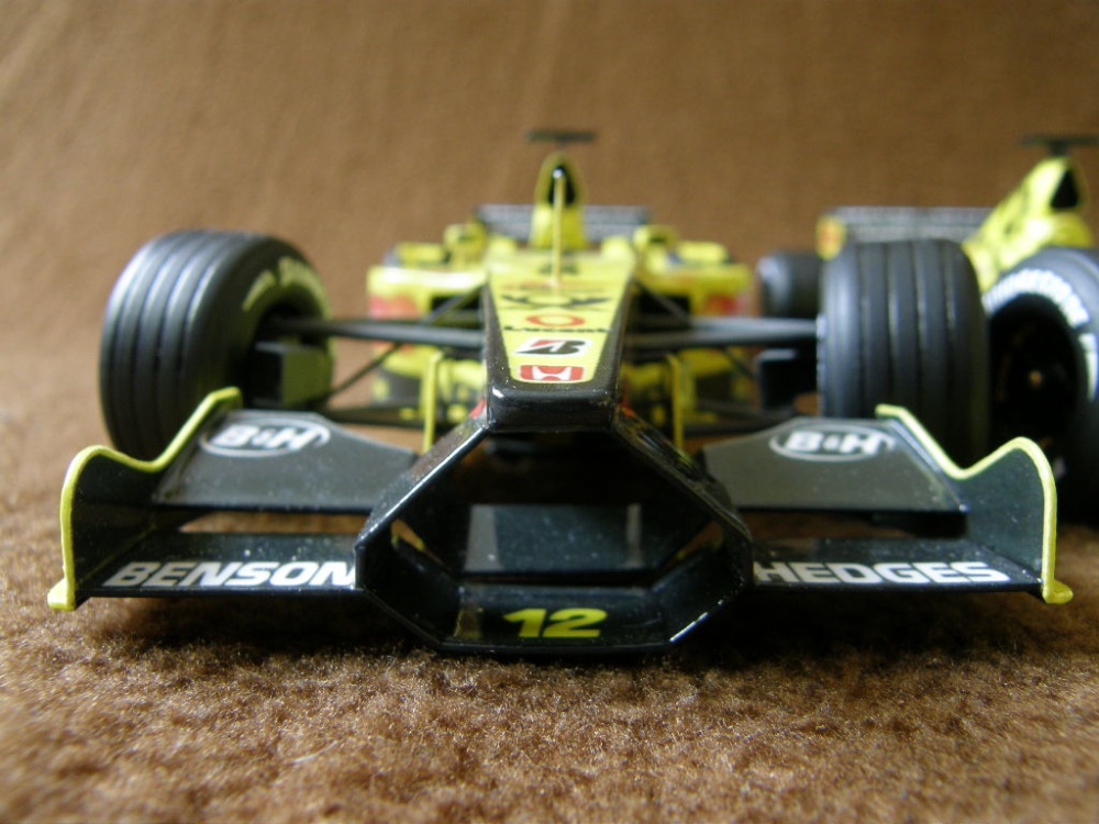 Jordan EJ 11 oba piloti (Plná velikost v novém okně) Jordan EJ 11 oba piloti