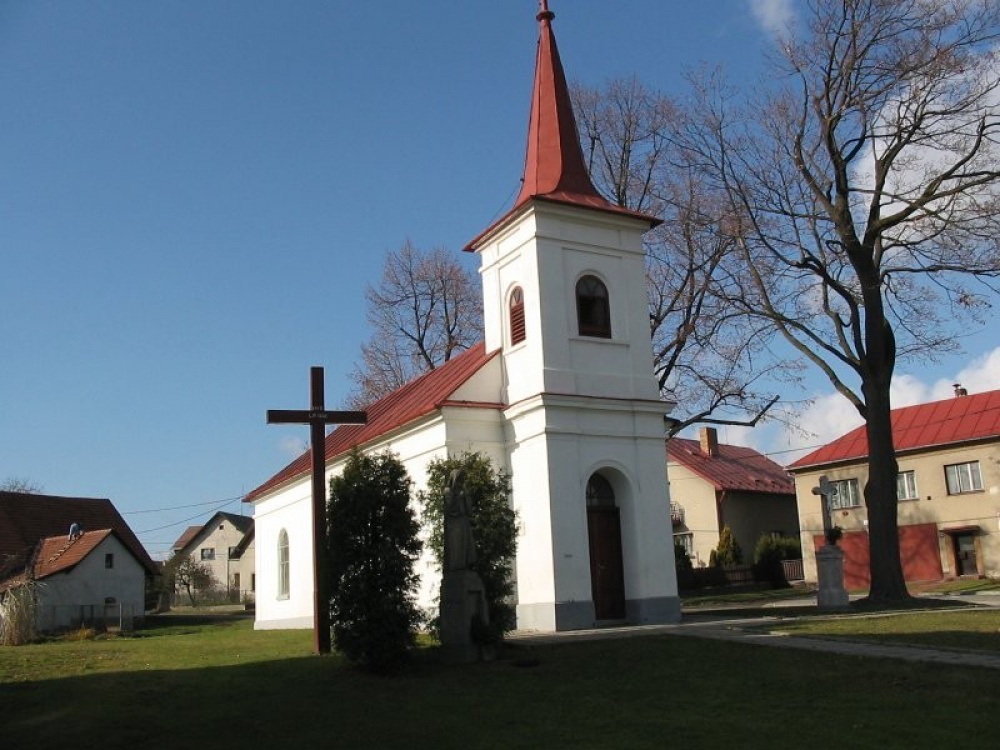 Kaple sv. Anny v Nové Vsi u Nového Města na Moravě (Plná velikost v novém okně) Kaple sv. Anny v Nové Vsi u Nového Města na Moravě
