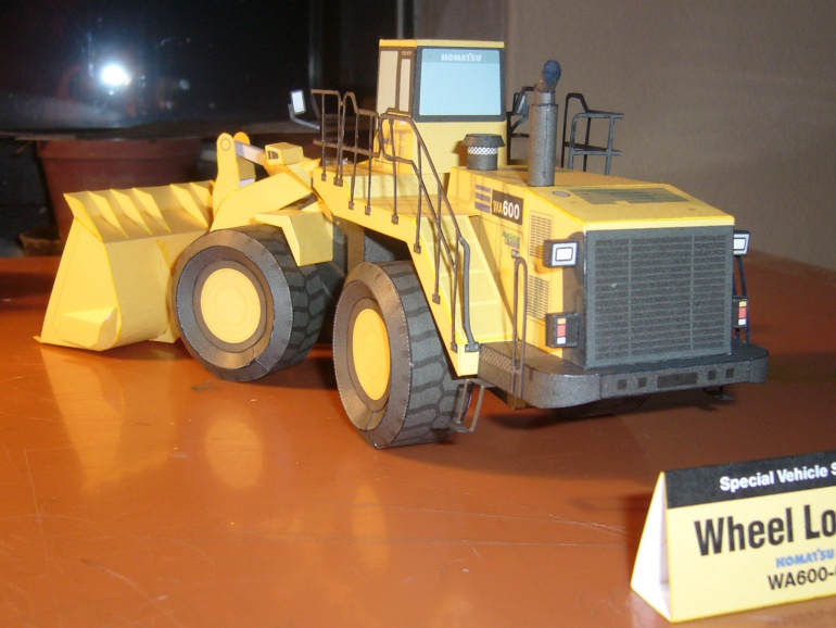 Kolový nakladač Komatsu (Plná velikost v novém okně) Kolový nakladač Komatsu