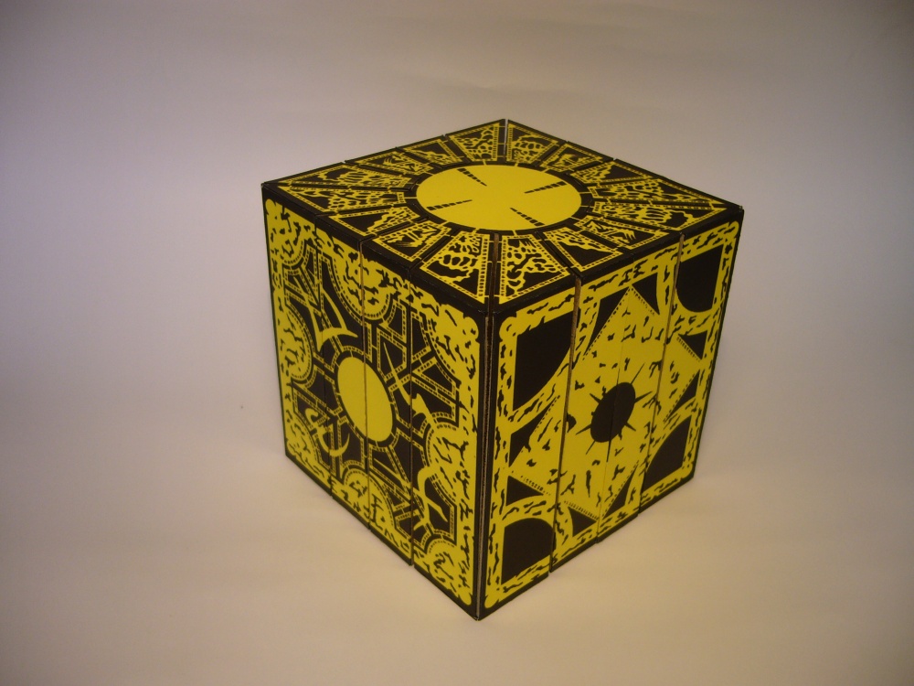 Kostka z filmu Hellraiser, vlastní model cca (Plná velikost v novém okně) Kostka z filmu Hellraiser, vlastní model cca