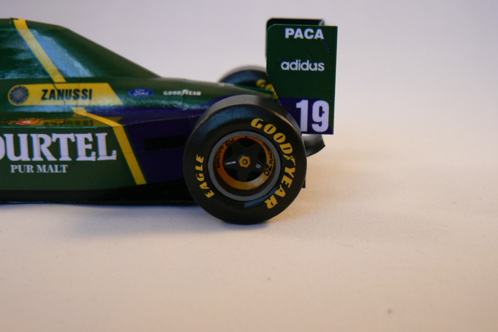LARROUSSE LH94, O. Beretta - GP Brasil 1994 (Plná velikost v novém okně) LARROUSSE LH94, O. Beretta - GP Brasil 1994