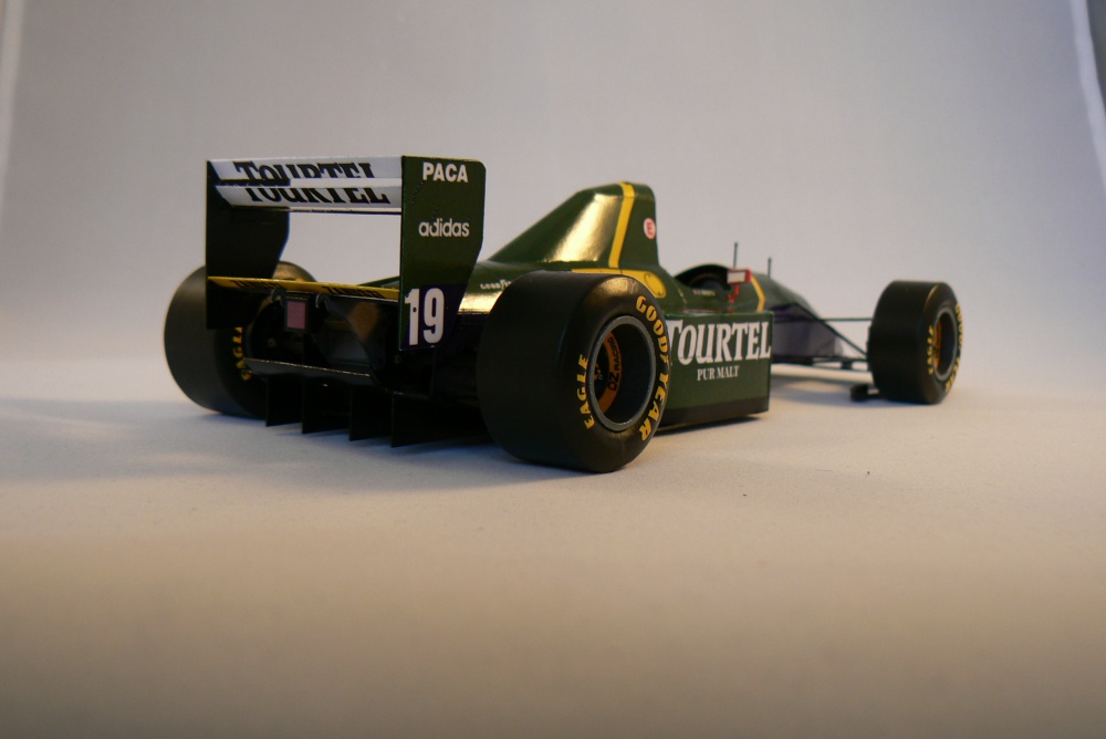 LARROUSSE LH94, O. Beretta - GP Brasil 1994 (Plná velikost v novém okně) LARROUSSE LH94, O. Beretta - GP Brasil 1994