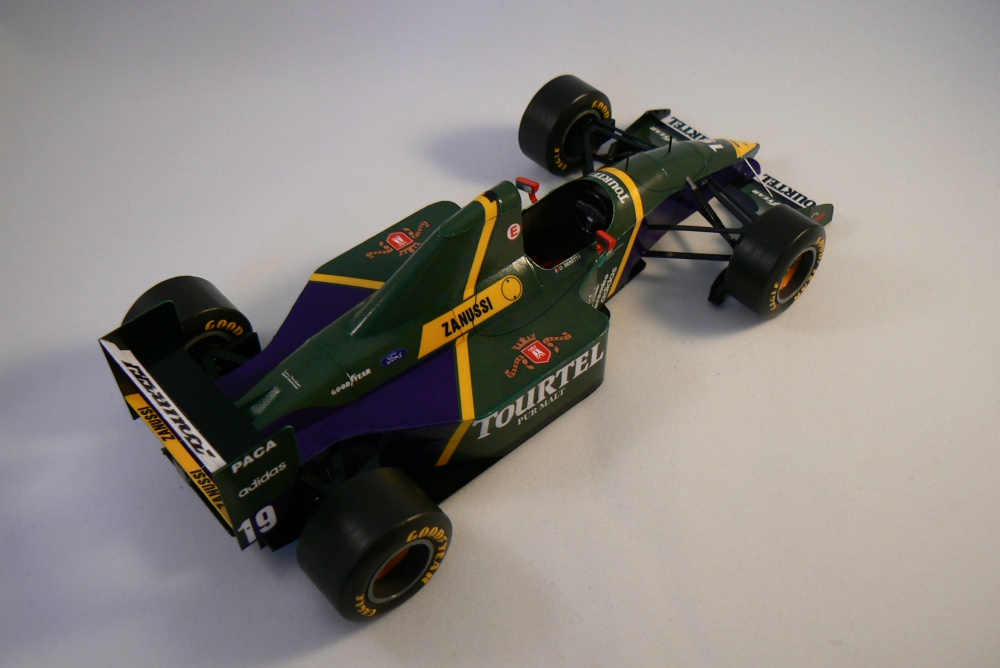 LARROUSSE LH94, O. Beretta - GP Brasil 1994 (Plná velikost v novém okně) LARROUSSE LH94, O. Beretta - GP Brasil 1994