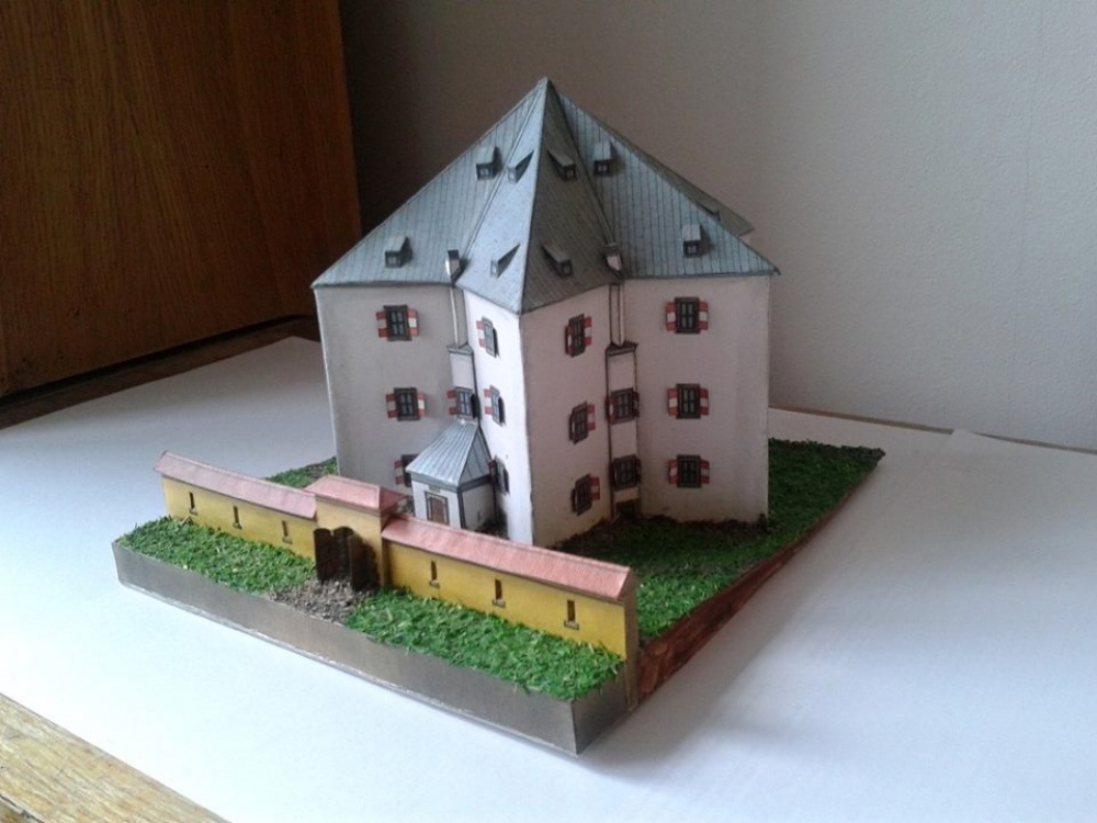 První počiny po znovuobjevení papírového modelářství :) (Plná velikost v novém okně) První počiny po znovuobjevení papírového modelářství :)