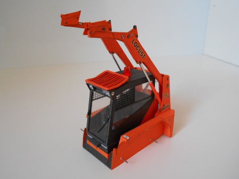Locust L752 s vozíkem Locust L752 s vozíkem