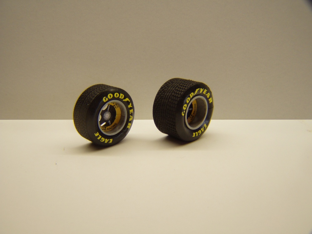 Lotus 107B, 1993, A. Zanardi, GP Brazílie (Plná velikost v novém okně) Lotus 107B, 1993, A. Zanardi, GP Brazílie