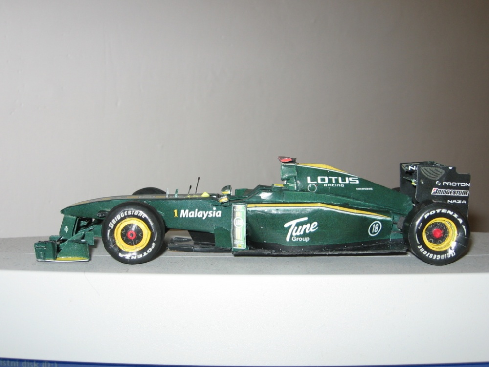Lotus T127 GP Bahrain 2010 (Plná velikost v novém okně) Lotus T127 GP Bahrain 2010