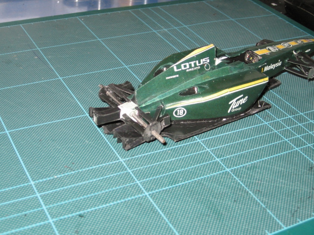Lotus T127 GP Bahrain 2010 (Plná velikost v novém okně) Lotus T127 GP Bahrain 2010
