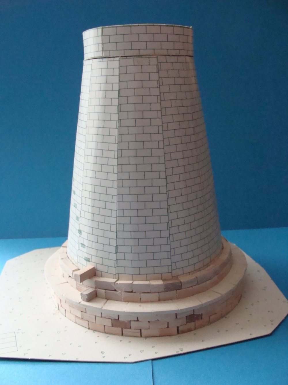 maják na ostrově Faros a dalí keramika (Plná velikost v novém okně) maják na ostrově Faros a dalí keramika