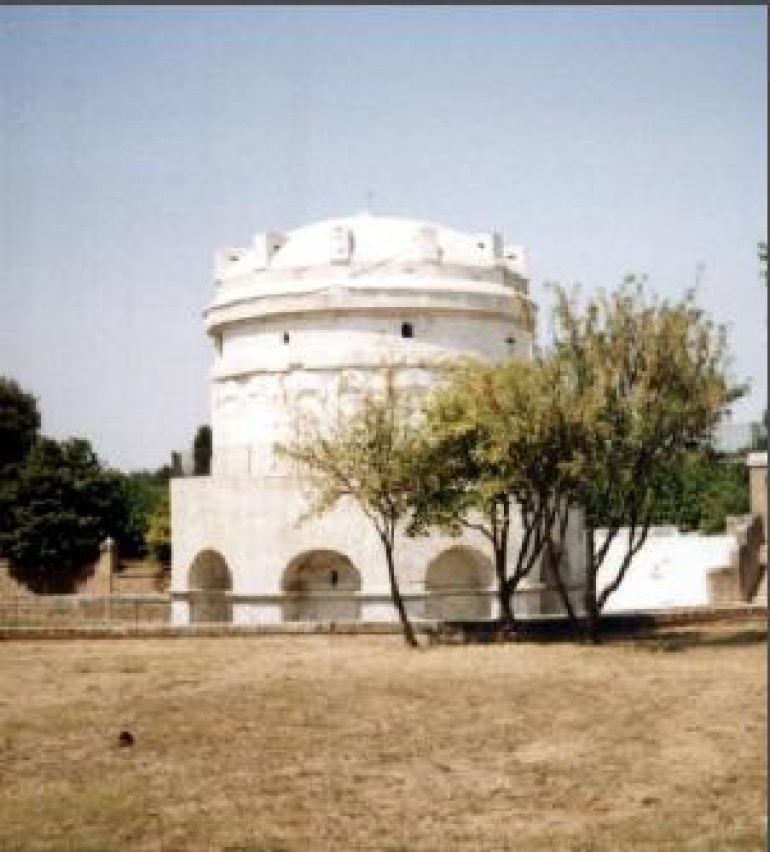 Mausoleum Theodoricha Velikého (Plná velikost v novém okně) Mausoleum Theodoricha Velikého