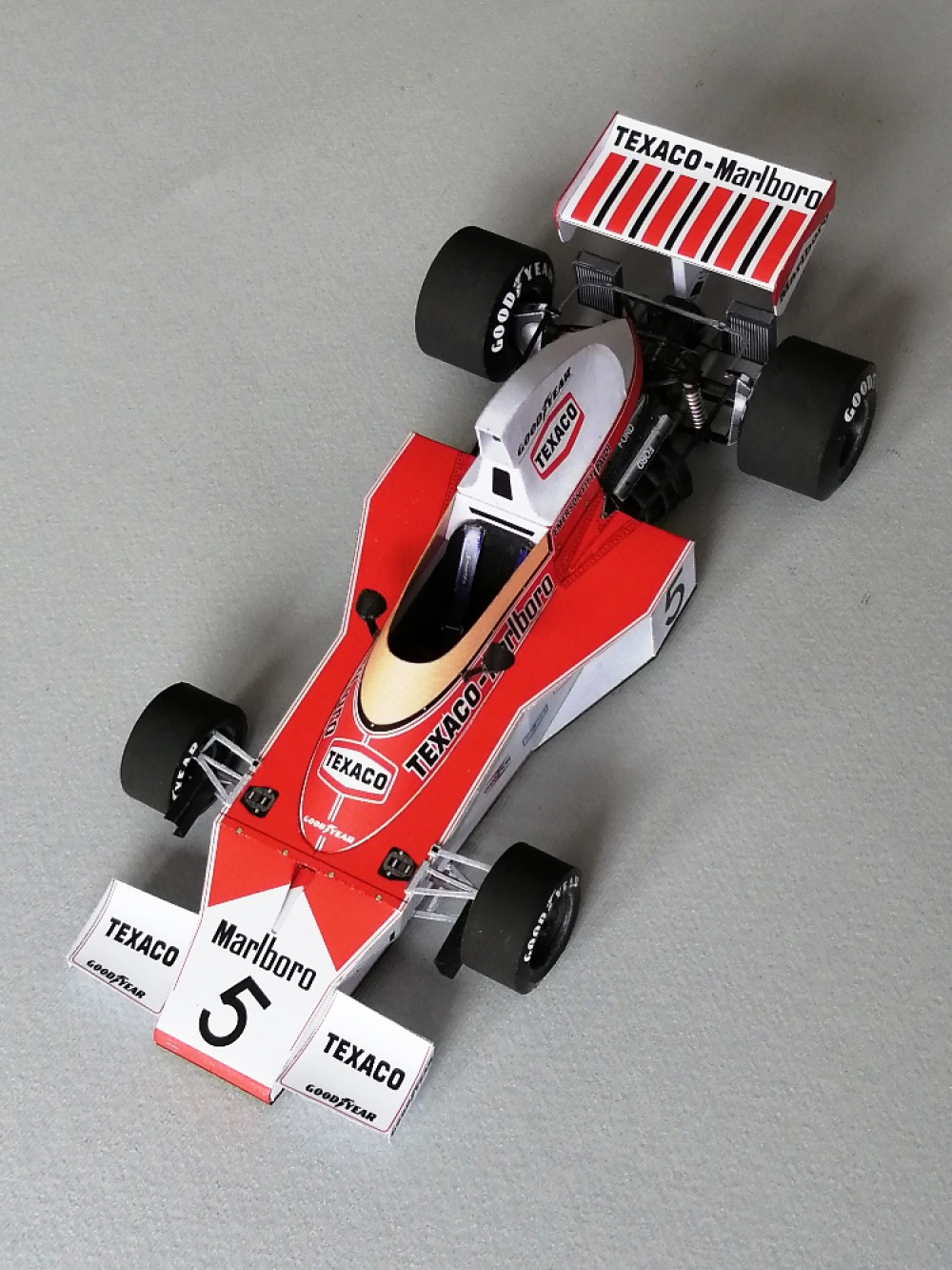 McLaren M23, 1974 E. Fittipaldi (Plná velikost v novém okně) McLaren M23, 1974 E. Fittipaldi