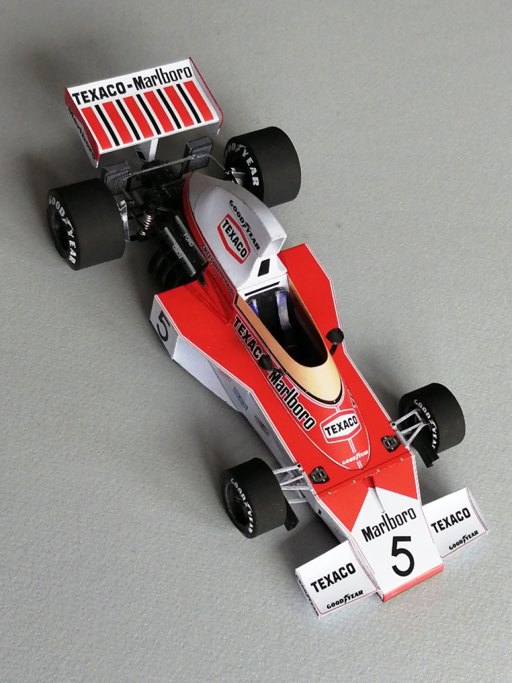 McLaren M23, 1974 E. Fittipaldi (Plná velikost v novém okně) McLaren M23, 1974 E. Fittipaldi