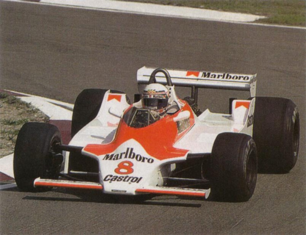 McLaren M30, 1980, A. Prost, GP Itálie (Plná velikost v novém okně) McLaren M30, 1980, A. Prost, GP Itálie