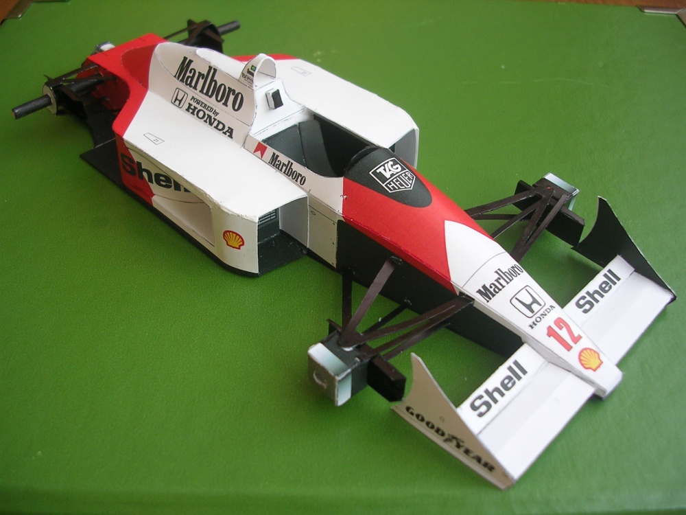 McLaren MP4/4, 1988 Ayrton Senna (Plná velikost v novém okně) McLaren MP4/4, 1988 Ayrton Senna
