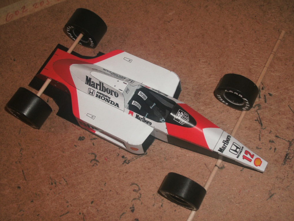 Mclaren Honda MP4/4 88' A. Senna (Plná velikost v novém okně) Mclaren Honda MP4/4 88' A. Senna