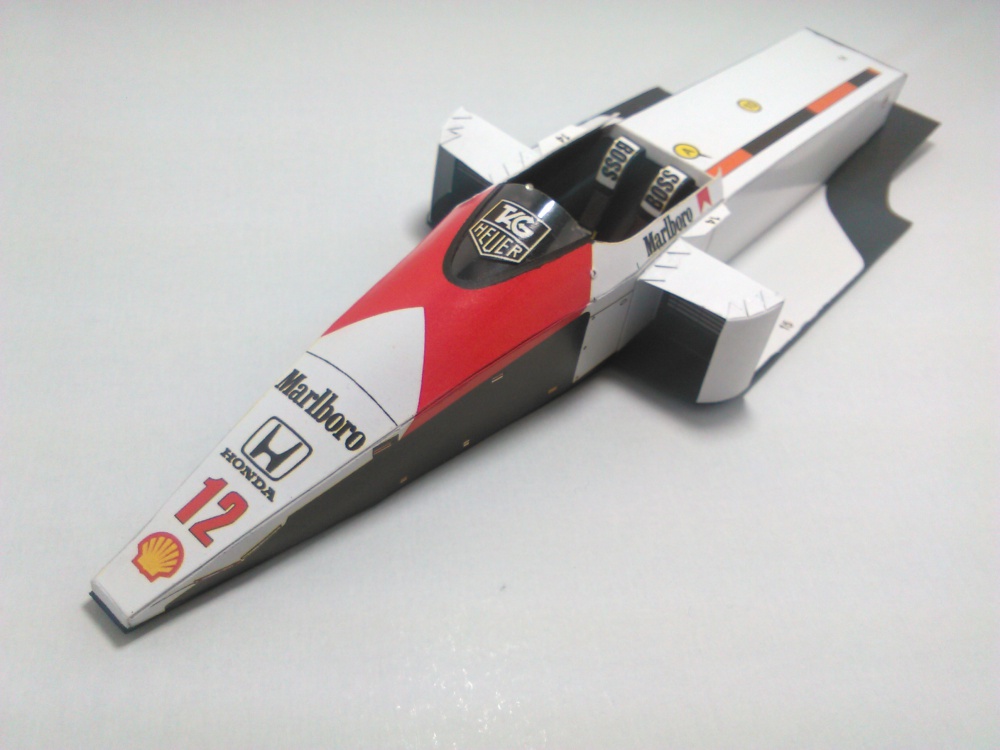 McLaren Honda MP4-4 - Ayrton Senna - 1988 (Plná velikost v novém okně) McLaren Honda MP4-4 - Ayrton Senna - 1988
