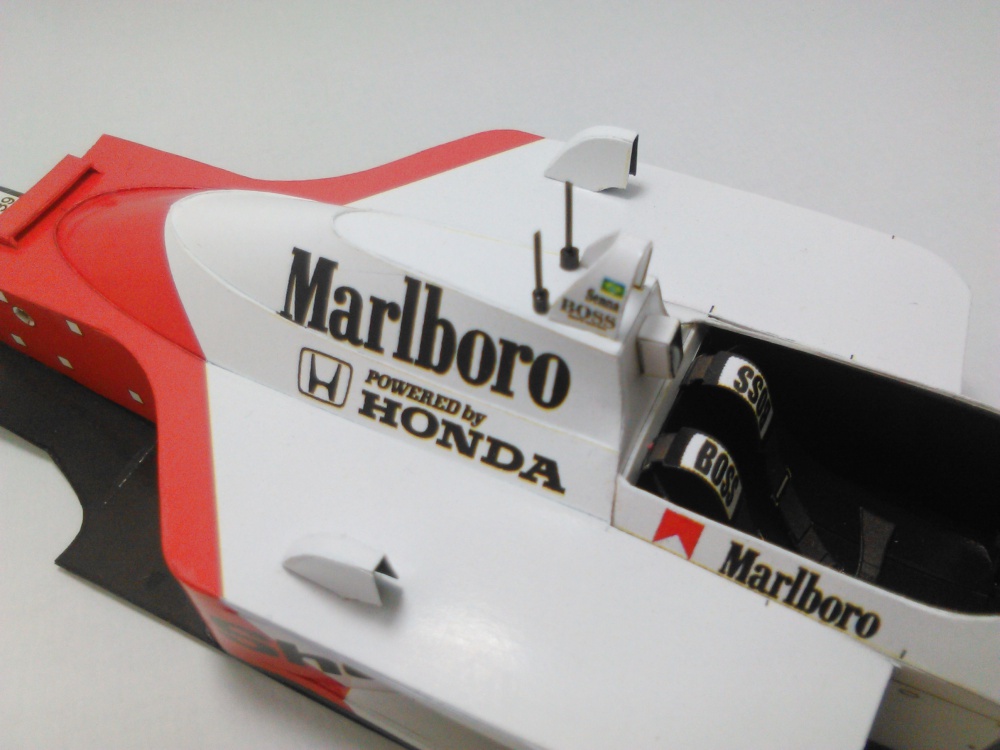 McLaren Honda MP4-4 - Ayrton Senna - 1988 (Plná velikost v novém okně) McLaren Honda MP4-4 - Ayrton Senna - 1988