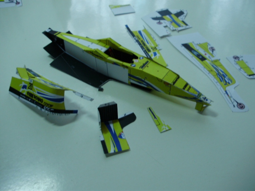 Minardi M02 Fondmetal (Plná velikost v novém okně) Minardi M02 Fondmetal