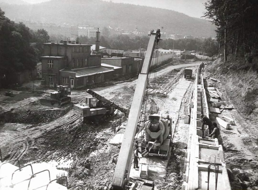 422601