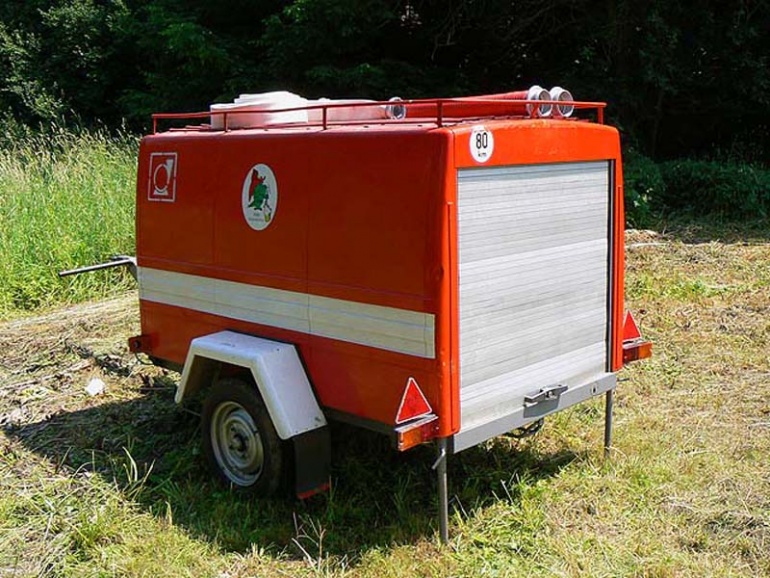 motor a přívěsný vozík i auto (Plná velikost v novém okně) motor a přívěsný vozík i auto
