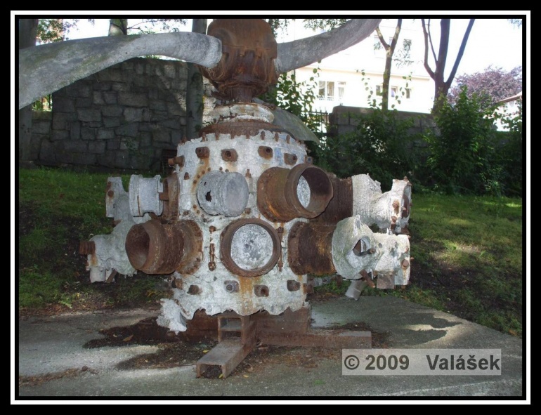 Motor z Liberatoru po 50-ti letech v moři (Plná velikost v novém okně) Motor z Liberatoru po 50-ti letech v moři