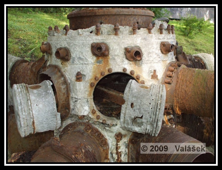 Motor z Liberatoru po 50-ti letech v moři (Plná velikost v novém okně) Motor z Liberatoru po 50-ti letech v moři