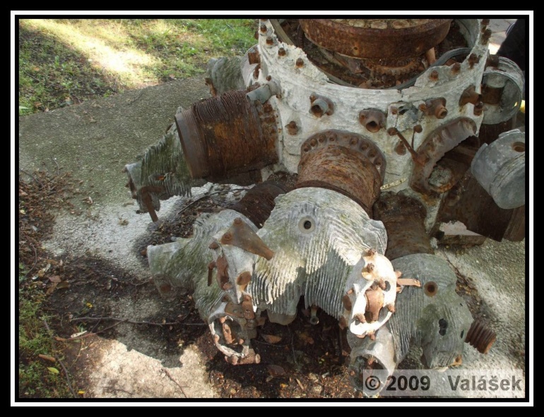 Motor z Liberatoru po 50-ti letech v moři (Plnďż˝ velikost v novďż˝m oknďż˝) Motor z Liberatoru po 50-ti letech v moři