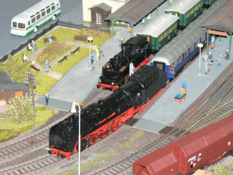 90922