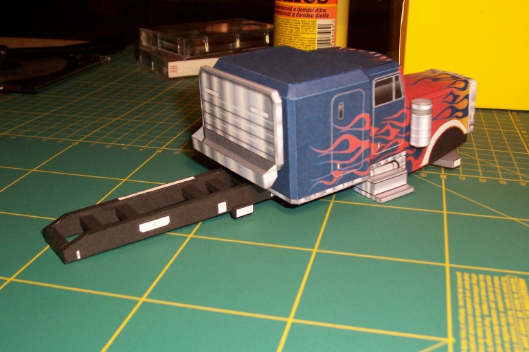 Optimus Prime - vehicle mode (Plná velikost v novém okně) Optimus Prime - vehicle mode