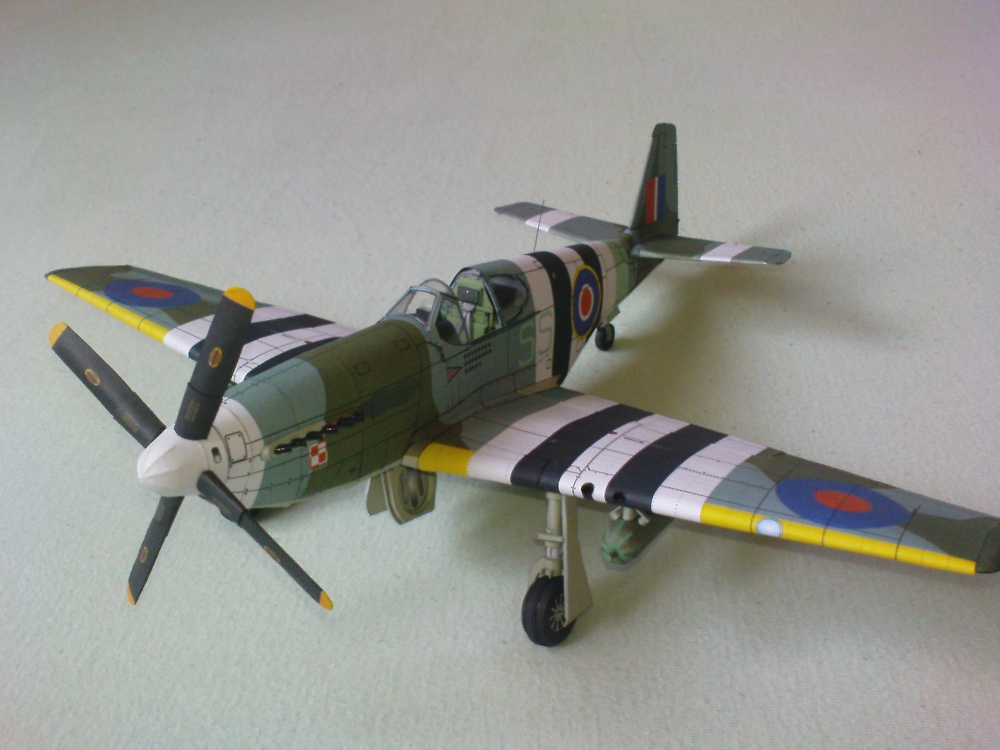 P-51B Mustang (Plná velikost v novém okně) P-51B Mustang