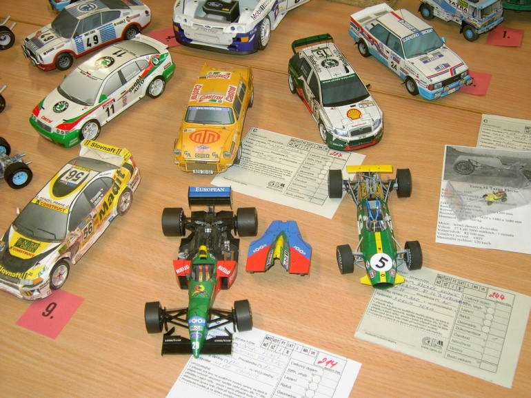 PAP�ROV� JARO PRAHA CHODOV 2009