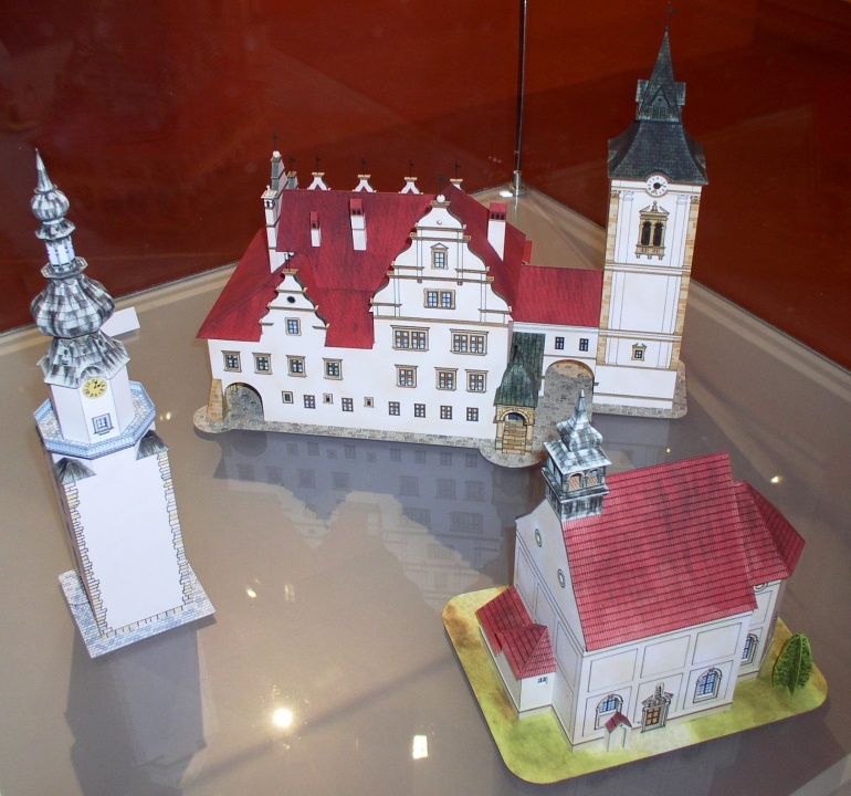 Papírové Léto III - vernisáž Hradec Králové, 18.5.2007 (Plná velikost v novém okně) Papírové Léto III - vernisáž Hradec Králové, 18.5.2007