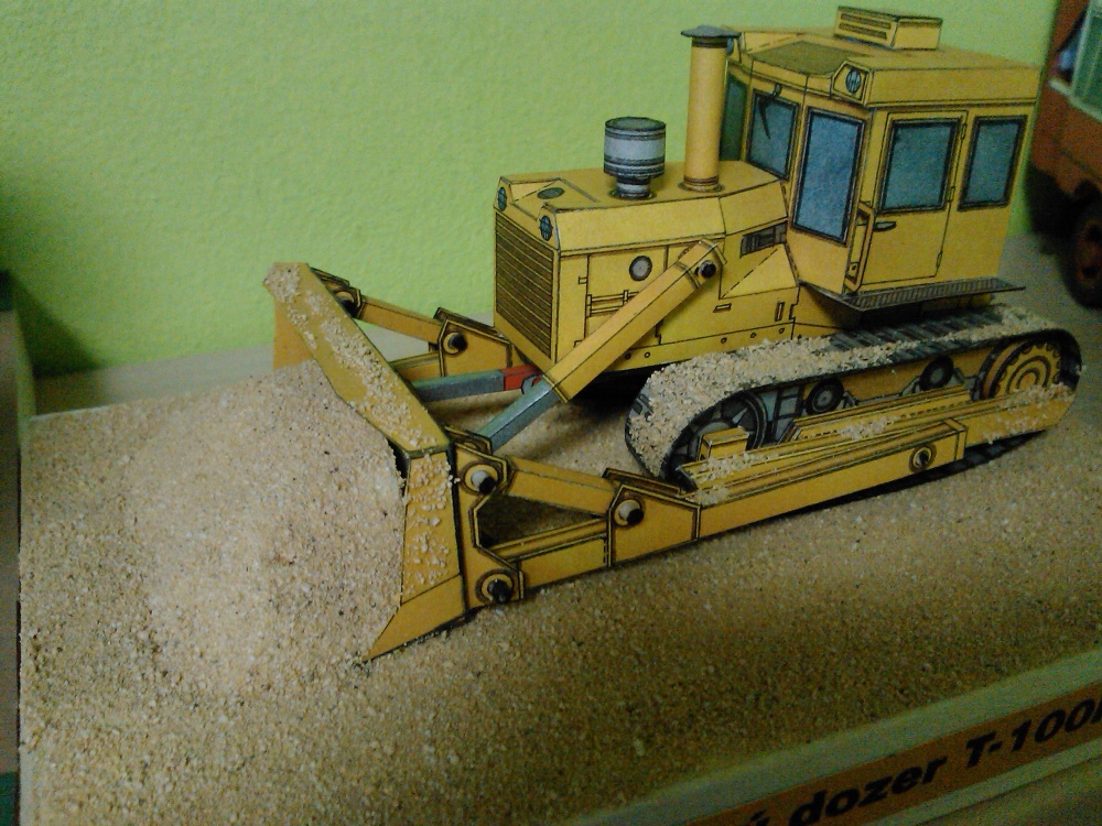 pasovy dozer T-100M (Pln� velikost v nov�m okn�) pasovy dozer T-100M