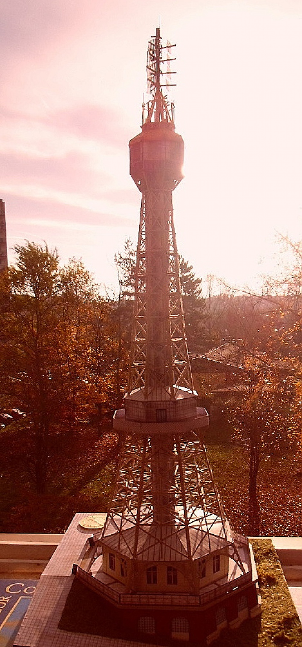 Petřínská rozhledna (Plná velikost v novém okně) Petřínská rozhledna