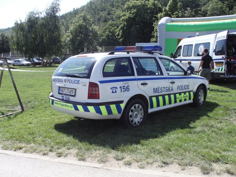 Policejní a hasičská vozidla (Plná velikost v novém okně) Policejní a hasičská vozidla