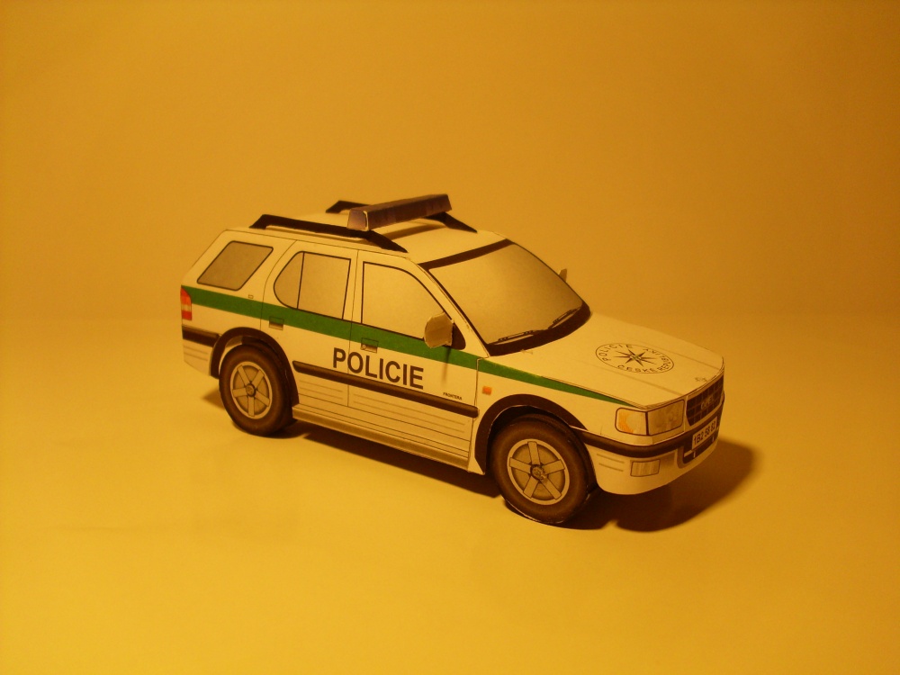 Policejní auto Opel Frontera (Plná velikost v novém okně) Policejní auto Opel Frontera