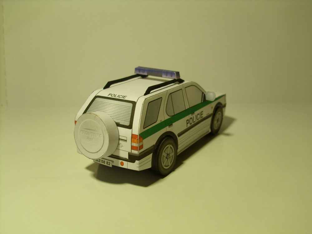 Policejní auto Opel Frontera (Plná velikost v novém okně) Policejní auto Opel Frontera