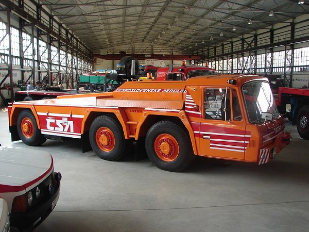 Tatra 815 letištní tahač (Plnďż˝ velikost v novďż˝m oknďż˝) Tatra 815 letištní tahač