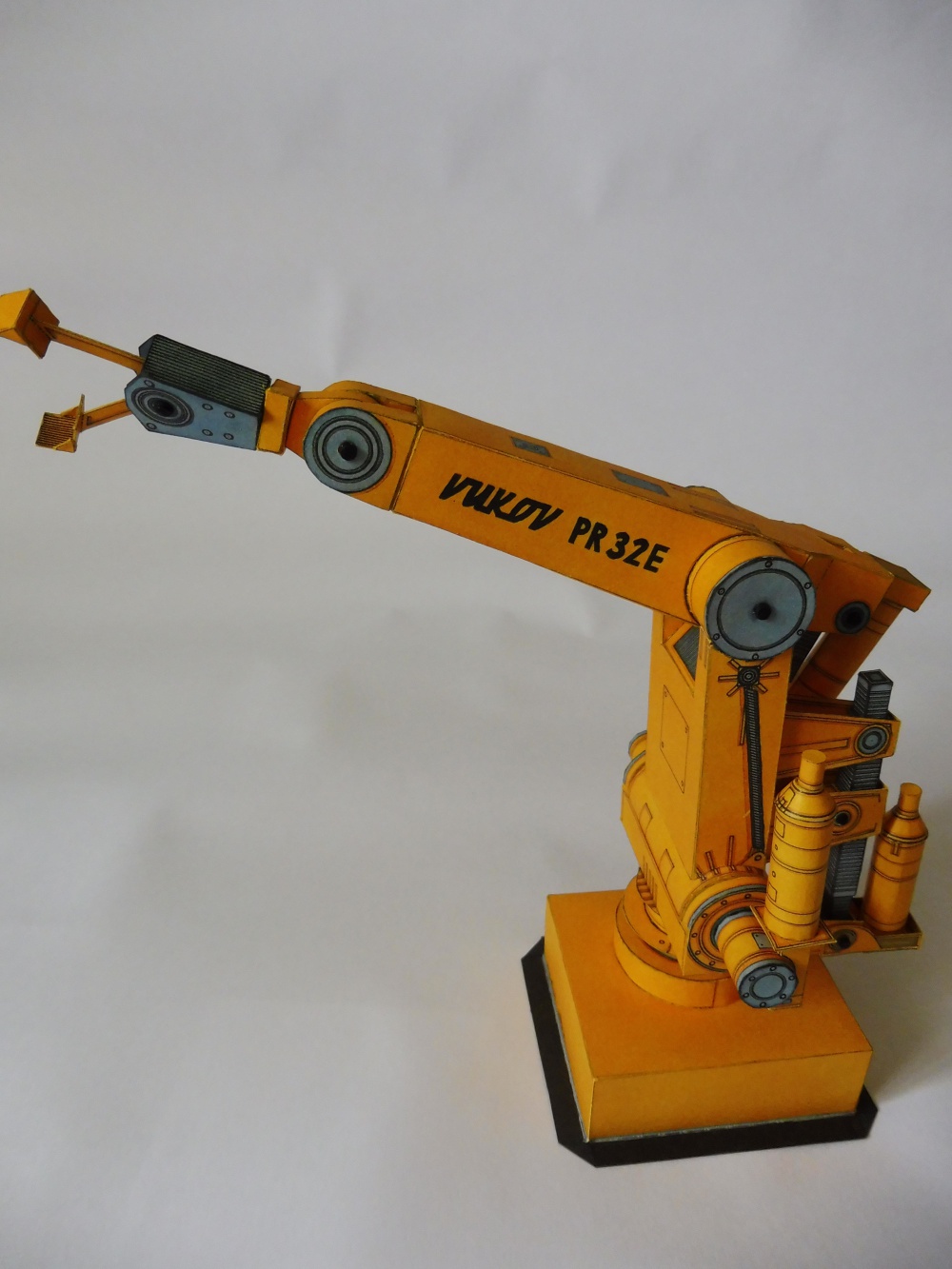 PRŮMYSLOVÝ ROBOT PR 32 (Plná velikost v novém okně) PRŮMYSLOVÝ ROBOT PR 32