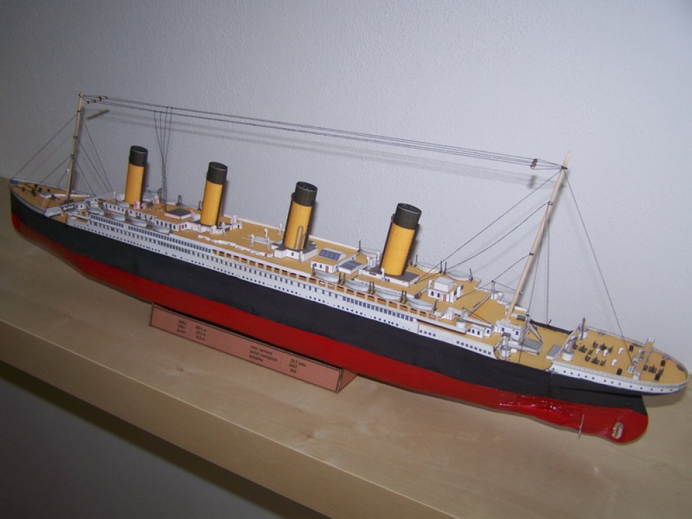 R.M.S. TITANIC (Plná velikost v novém okně) R.M.S. TITANIC