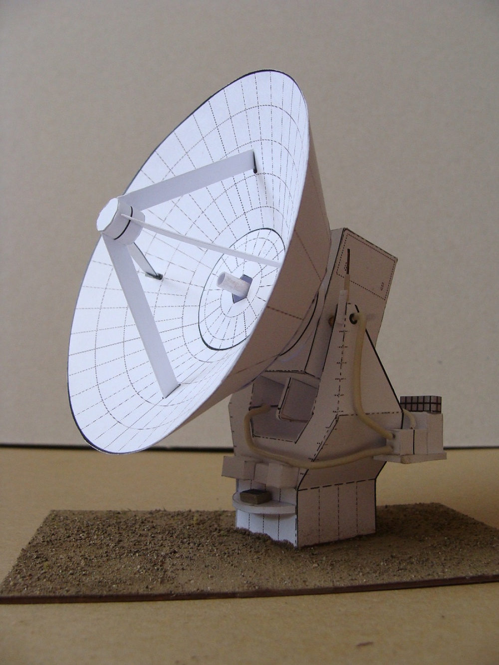 radioteleskop ASTE (Pln� velikost v nov�m okn�) radioteleskop ASTE