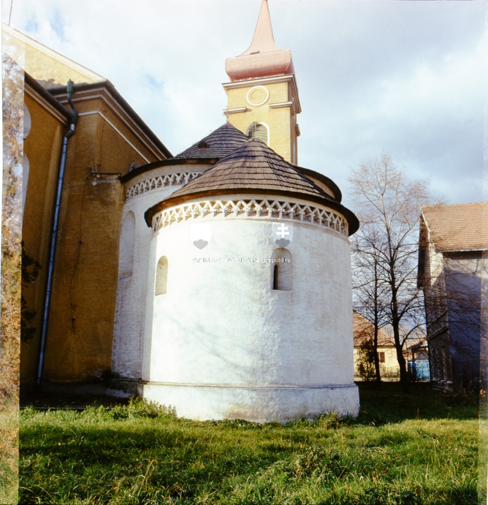 rotunda Sv.Kríža Križovany nad Dudváhom. (Plná velikost v novém okně) rotunda Sv.Kríža Križovany nad Dudváhom.