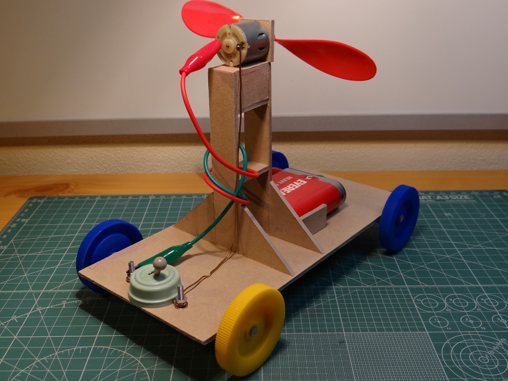 Samohyb elektro-větrový (Plnďż˝ velikost v novďż˝m oknďż˝) Samohyb elektro-větrový