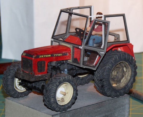 Silážní jáma a vybírač stébelnatých hmot a Zetor 7745 Silážní jáma a vybírač stébelnatých hmot a Zetor 7745