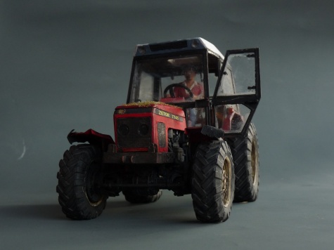Silážní jáma a vybírač stébelnatých hmot a Zetor 7745 Silážní jáma a vybírač stébelnatých hmot a Zetor 7745